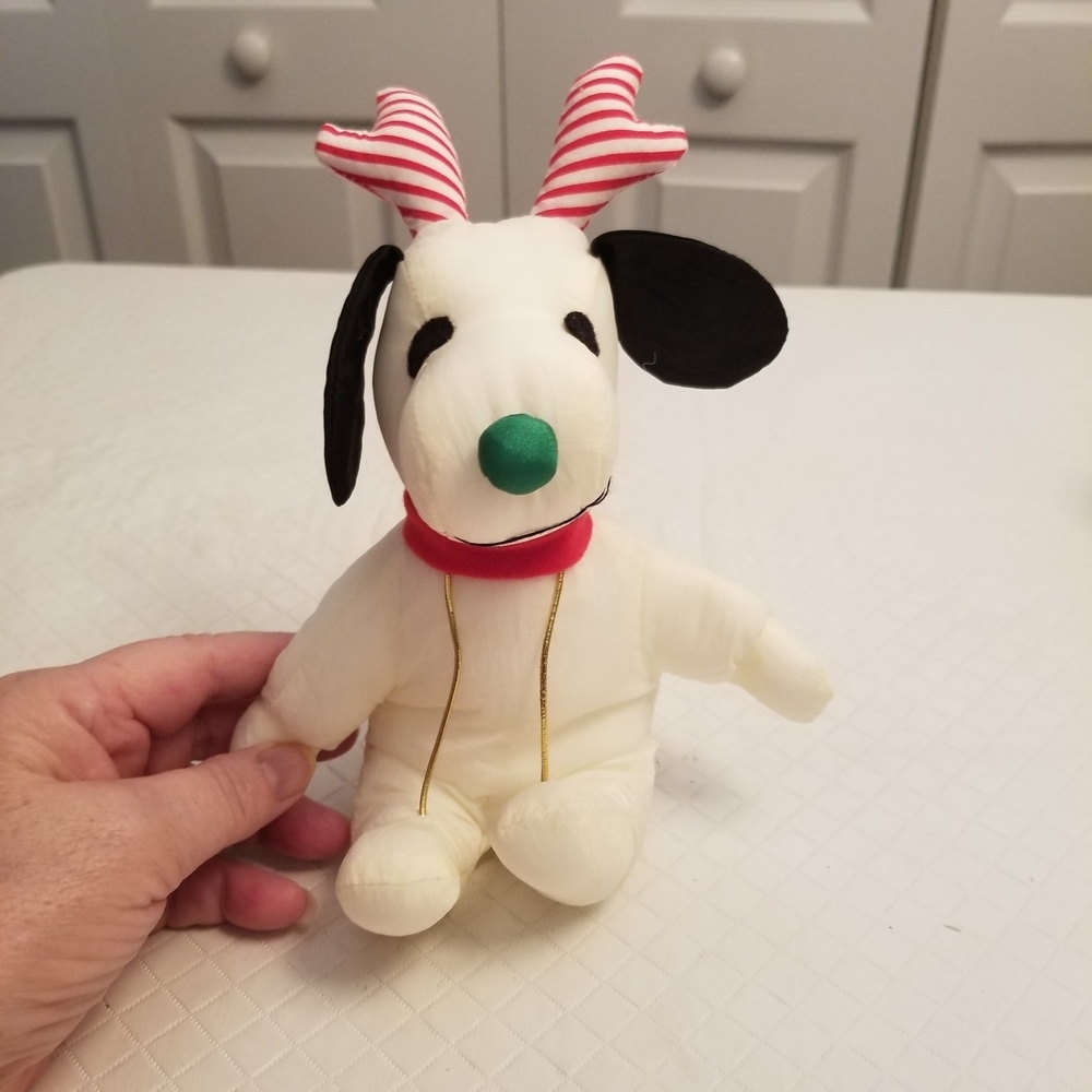 CHARLIE BROWN'S CHRISTMAS SNOOPY WITH RAINDEER EARS APPROXIMATELY 8" x 5" X 4"